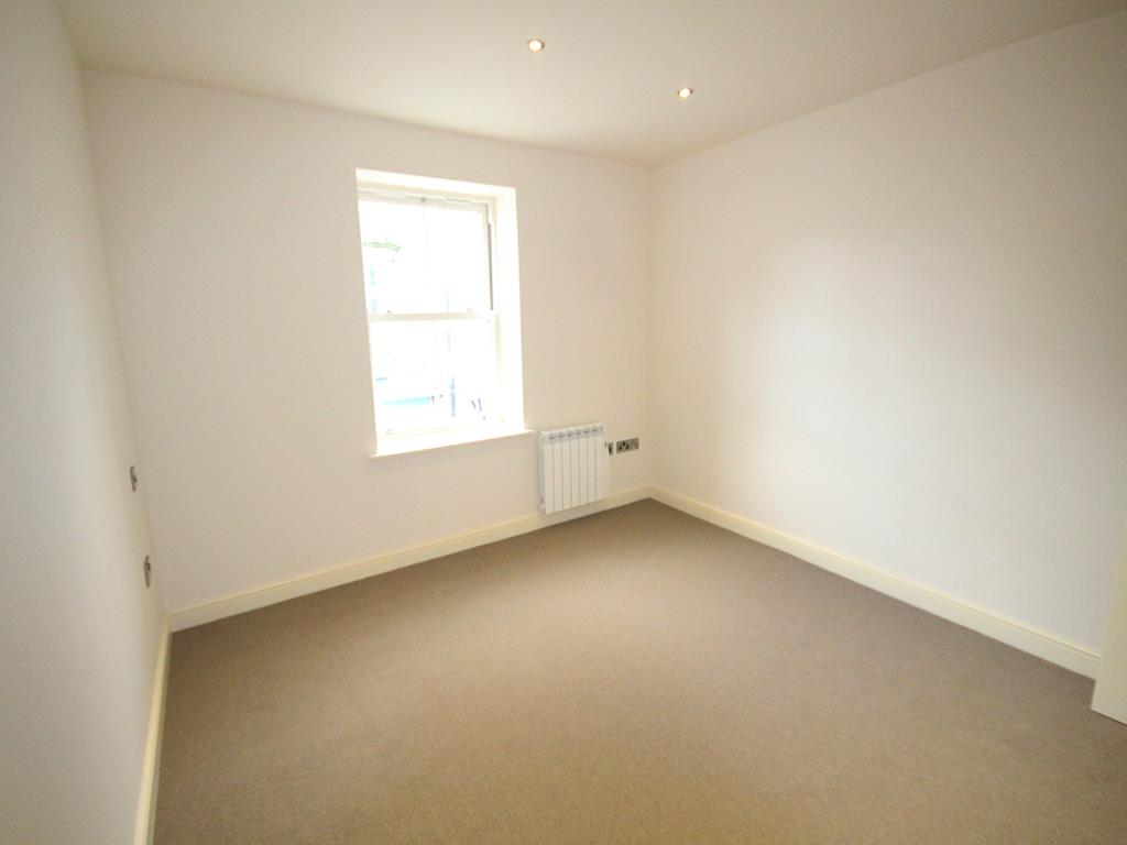 2 bedroom above shop apartment To Let in Barnoldswick - 2016-01-14 10.43.24-2.jpg